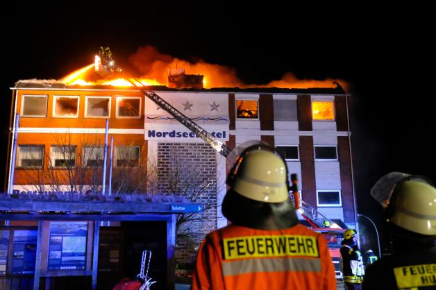 Flammen schlagen aus der oberen Etage des Nordsee-Hotels.