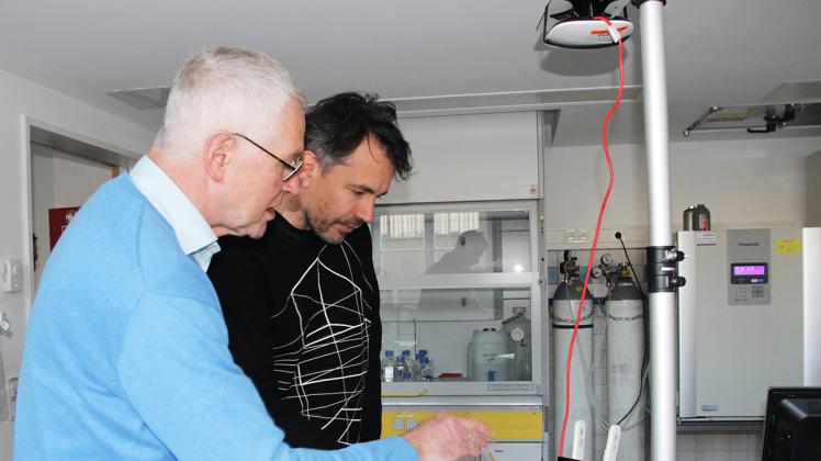 Projektmanager Henrik Schwatke und IT-Spezialist Nico van Dongen (vorn) leuchten die Laborräume in der Zahnklinik für die Installation der Access Points aus. 