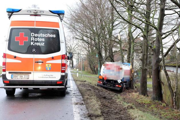 Vollsperrung der B 110 bei Broderstorf nach schwerem Lkw-Unfall: Tanklaster mit 6.300 Liter Diesel kracht gegen Baum 