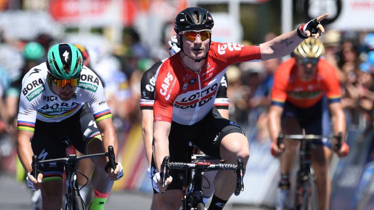 André Greipel (M.) gewinnt die erste Etappe der Tour Down Under knapp vor Weltmeister Peter Sagan (l.). 