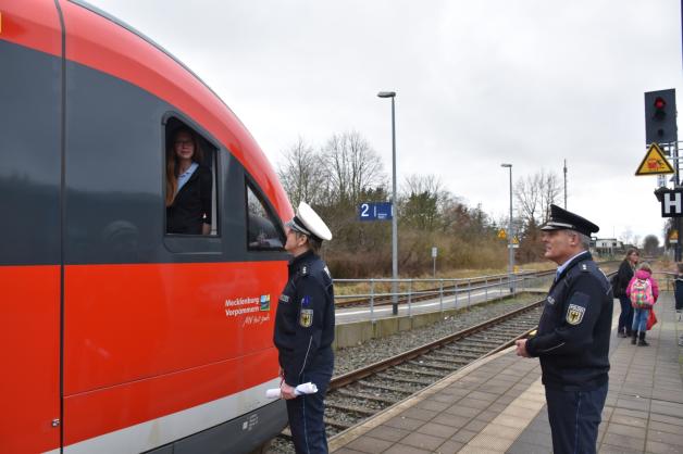 Beim Stopp erzählt Zugführerin Grietje Rottmann (l.) von ihren Erlebnissen.