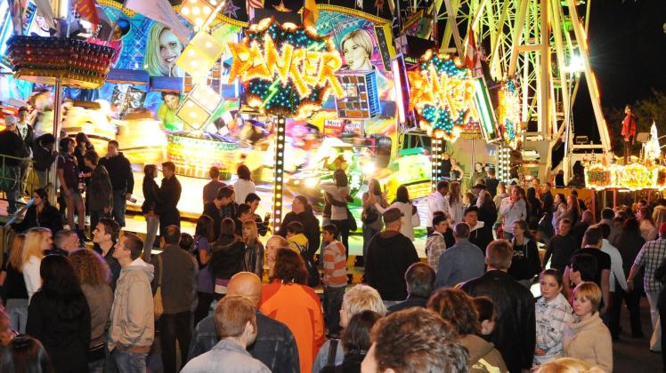 Rummel am Pfaffenteich: Das Schweriner Altstadtfest lockte jedes Jahr zehntausende Besucher an. 