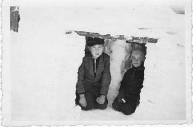 1943/44  war diese Schneeburg in Masuren „noch unser Winterspaß“, so Baldur Beyer. Wenige Monate später erwiesen sich diese Erfahrungen unter „Wolfskindern“ als überlebenswichtig. 
