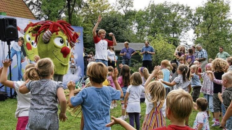 Ein Ständchen von „Frank und seinen Freunden“ zum 40. Geburtstag der Kita am Berg. Ein Ständchen von „Frank und seinen Freunden“ zum 40. Geburtstag der Kita am Berg.