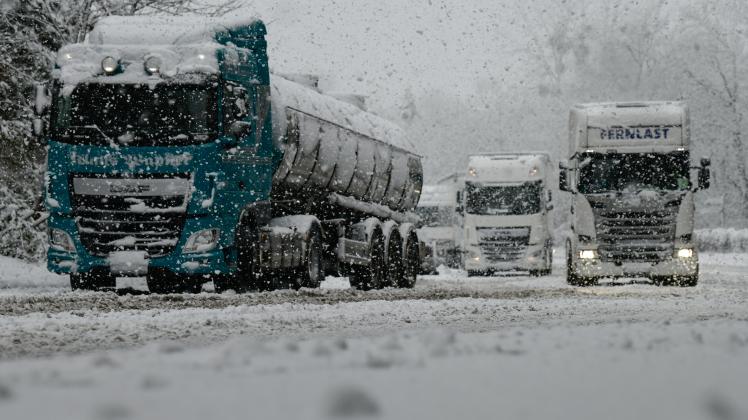 Schneefall und Schneeglätte sorgten für einen Stau auf der B 321 Orstausfahrt Schwerin in Richtung A14. Mehr als 30 Lastkraftwagen steckten auf der schneeglatten Fahrbahn fest.