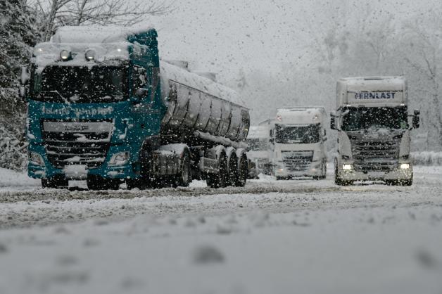 Schneefall und Schneeglätte sorgten für einen Stau auf der B 321 Orstausfahrt Schwerin in Richtung A14. Mehr als 30 Lastkraftwagen steckten auf der schneeglatten Fahrbahn fest.
