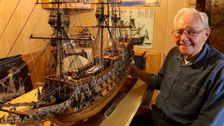 Günter Ackermann hat der Oldesloer Bühne sein Model der Sovereign of the Seas geschenkt.
