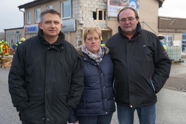 René Kuniß, Anke und Harald Carstensen stehen vor den Trümmern ihrer Praxis und Wohnung (v.l.). René Kuniß, Anke und Harald Carstensen stehen vor den Trümmern ihrer Praxis und Wohnung (v.l.).