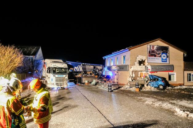Nächtlicher Einsatz: Die Aufräumarbeiten dauerten Stunden. Nächtlicher Einsatz: Die Aufräumarbeiten dauerten Stunden.