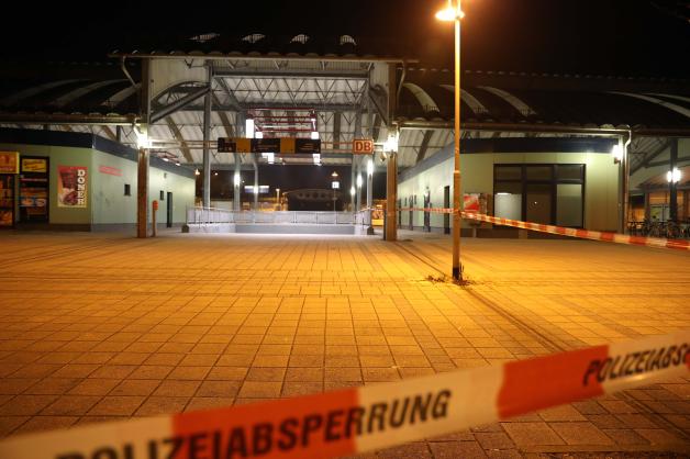 Herrenloser Koffer sorgt für Sperrung des S-Bahn-Haltepunktes Lütten Klein - Munitionsbergungsdienst wird Gepäckstück untersuchen müssen - Polizei riegelt Bahnhof ab - S-Bahn-Verkehr eingestellt 