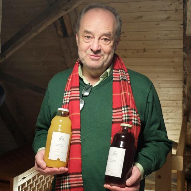 Der Franke Hans Stiegler aus Ansbach ist überrascht, was der Pfarrhof alles an frischen Obstsäften und Wein zu bieten hat.