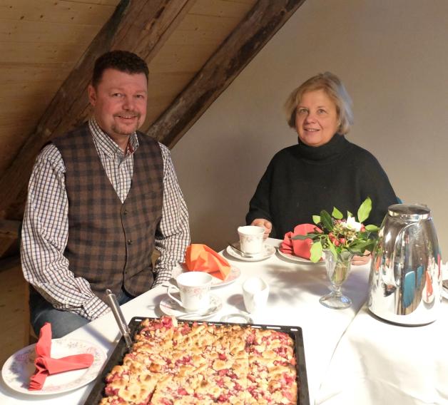An der Kaffeetafel tauschen sich Bernd Weinkauf aus Rethwisch und Annekathrin Preidel, Präsidentin der Landessynode, aus.