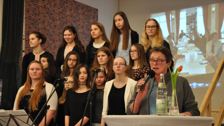 Mit dem Schulchor der Regionalen Schule Banzkow im Rücken eröffnete Bürgermeisterin Irina Berg den Empfang. 