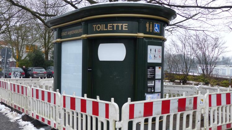 Vom Rest der Welt abgeschnitten: Das Luxus-WC am Rathaus ist gesperrt, am kommenden Donnerstag wird es abtransportiert. 