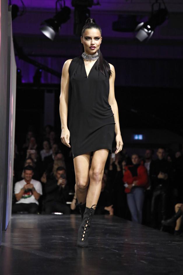 Ganz in Schwarz: Adriana Lima Ganz in Schwarz: Adriana Lima