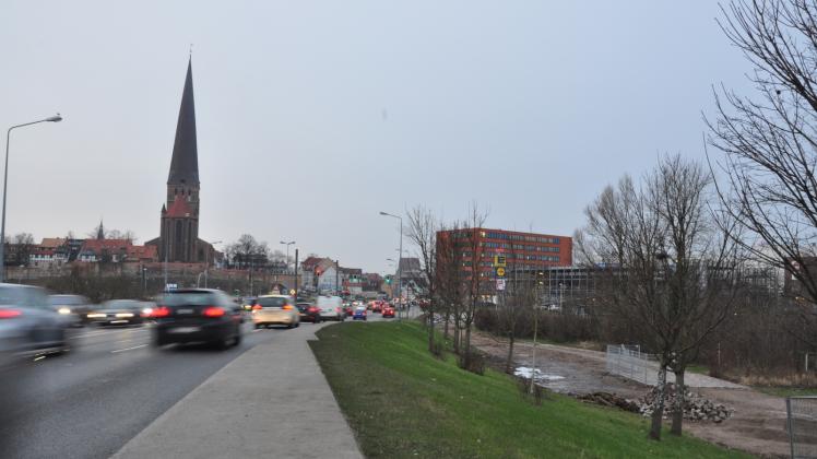 Wer über die L 22 nach Rostock fährt, sieht zuerst die Petrikirche vor der historischen Altstadt auf links. Rechts bestimmen klobige Neubauten und Parkhaus das Bild. Dafür, dass vor die Kirche nicht ein zweites in der Art gebaut wird, setzt sich der Ortsbeirat Stadtmitte ein. 
