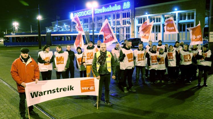 Zu einem Warnstreik haben sich die Beschäftigten der Rostocker Straßenbahn AG in Rostock eingefunden.