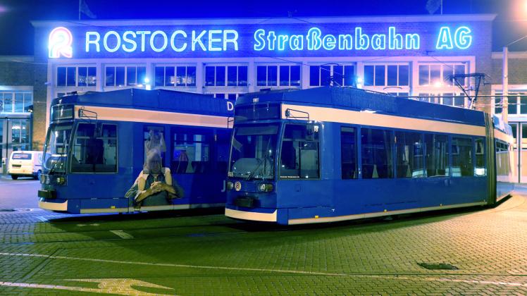 Straßenbahnen stehen aauf dem Hof der Rostocker Straßenbahn AG in Rostock, während sich die Beschäftigten zum Warnstreik versammeln.