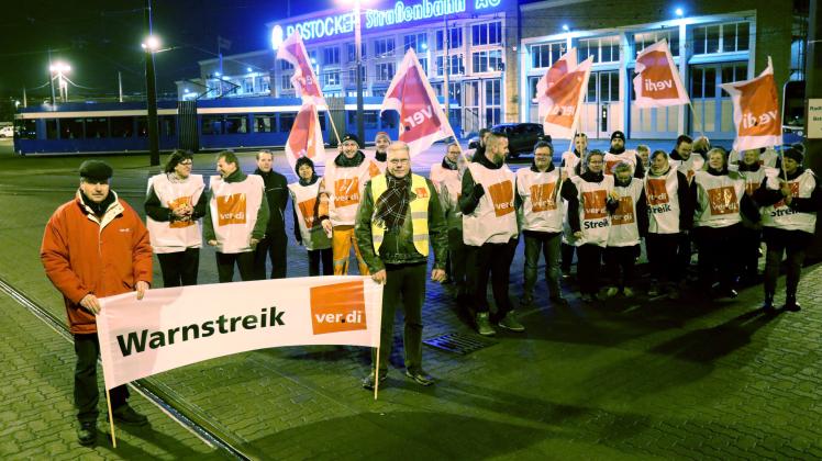 Zu einem Warnstreik haben sich die Beschäftigten der Rostocker Straßenbahn AG heute in Rostock eingefunden.