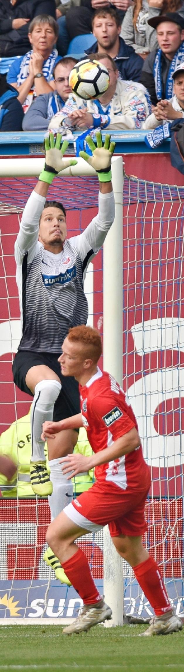 Einsatz mit 100 Prozent will Hansa-Schlussmann Janis Blaswich nicht nur in der anstehenden Heimpartie gegen den Rot-Weiß Erfurt zeigen, sondern auch in den noch folgenden 17 Spielen. Einsatz mit 100 Prozent will Hansa-Schlussmann Janis Blaswich nicht nur in der anstehenden Heimpartie gegen den Rot-Weiß Erfurt zeigen, sondern auch in den noch folgenden 17 Spielen.
