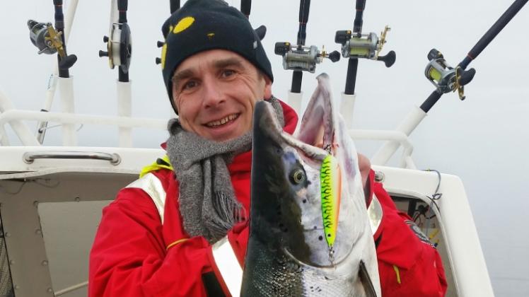 Kapitaler Fisch und ein glücklicher Angler: Sven Hille mit dem XXL-Lachs. 