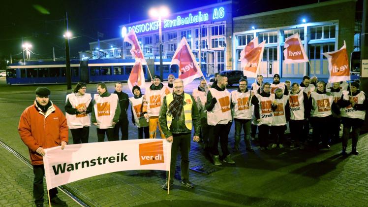 Zu einem Warnstreik haben sich die Beschäftigten der Rostocker Straßenbahn AG gestern eingefunden. In mehreren kommunalen Nahverkehrsunternehmen im Nordosten hat die Gewerkschaft Verdi zu einem Warnstreik aufgerufen.