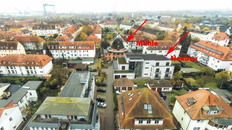 Ausblick auf das Mühlenkarree in der Mühlenstraße: Die roten Pfeile zeigen, wo die neuen Wohnungen entstehen sollen – drei in der Mühle, zwölf im Neubau mit Tiefgarage. 