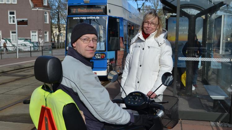 Die Straßenbahnfahrer kennt Jens Schmidt (51) fast alle persönlich, aber mitnehmen dürften sie jetzt nur noch seine Lebenspartnerin Silke Bretschneider (49). Mit seinem E-Scooter muss er draußen bleiben – anders als bei der Deutschen Bahn, betont er, und beides seien doch Schienenfahrzeuge. 