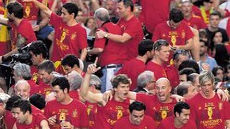 Triumphfahrt durch Madrid: Im offenen Doppeldeckerbus ließen sich die Fußball-Europameister gestern Abend in der spanischen Hauptstadt von zigtausenden Fans feiern.  Foto: getty