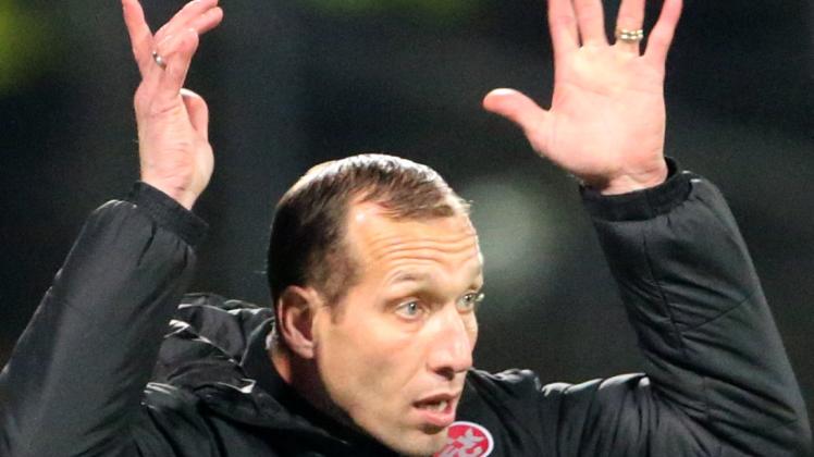 Kaiserslauterns Trainer Jeff Strasser musste in der Pause während des Spiels in Darmstadt aufgrund von Herzproblemen in Krankenhaus gebracht werden. 