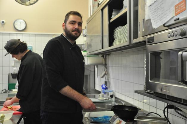 In den verschiedenen Bereichen der Küche kennt sich der Spanier Nabil Kaddouri aus. Er gehört seit einem Jahr zum Team.