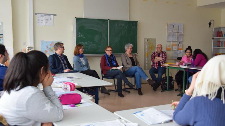 KGST-Leiter Andreas Waldowsky (links) konnte jüngst die Landtagsabgeordnete der Grünen, Ines Strehlau (Mitte), an seiner Schule begrüßen. Gemeinsam besuchten sie unter anderem eine Unterrichtsstunde in der DaZ-Klasse. 