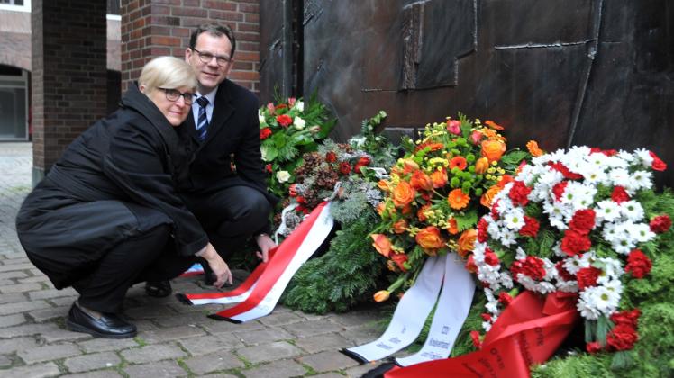 Oberbürgermeister Dr. Olaf Tauras und Stadtpräsidentin Anna-Katharina Schättiger legen einen Kranz zur Erinnerung an die Opfer des Nationalsozialismus im Innenhof des Rathauses nieder.