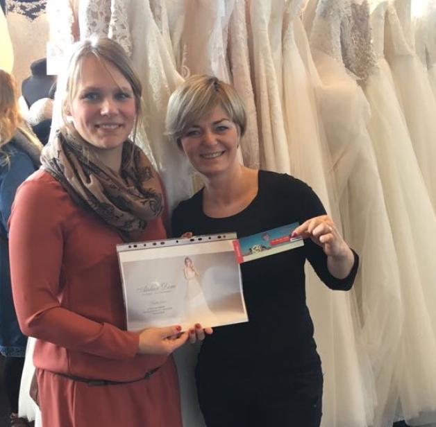 Überglückliche Braut: Denise Döring (l.) hat bei den NNN einen 400-Euro-Gutschein gewonnen und darf sich bei Dorota Lehmann in deren Atelier in Neubrandenburg ein Hochzeitskleid aussuchen. 