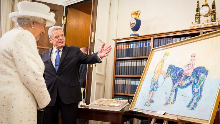 Das Gemälde „Pferd in Royalblau“ der Künstlerin Nicole Leidenfrost war das Gastgeschenk von Bundespräsident Joachim Gauck an Königin Elizabeth II.