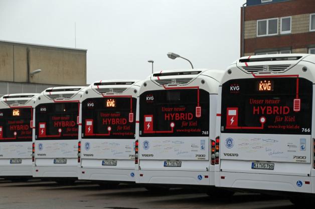 Die Grundfarbe Weiß kennzeichnet die zehn neuen Hybridbusse.