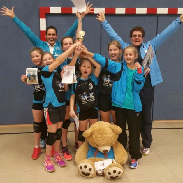 Relana Derrath (l.) und Kathrin Ratsack feiern mit ihren Mädels den Landespokalsieg in der Altersklasse U12. Relana Derrath (l.) und Kathrin Ratsack feiern mit ihren Mädels den Landespokalsieg in der Altersklasse U12.
