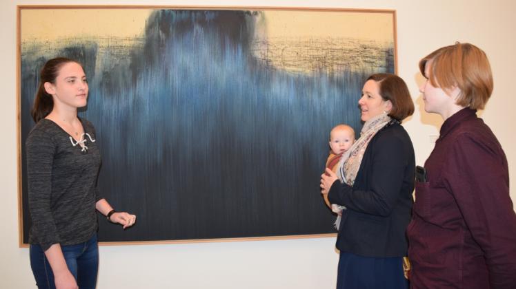 Junge Leute im Museum: Dieses Gemälde von Michael Wirkner gefällt Maja Tiedemann besonders wegen der Farbgebung. Sie stellt es Anna Waetjen und Antje Schack (v.l.) vor. 