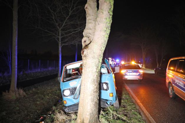 Glatte Straßen: Transporter fährt auf B 105 bei Sievershagen frontal gegen Baum, Auto überschlägt sich bei Kavelstorf - ein Schwerverletzter