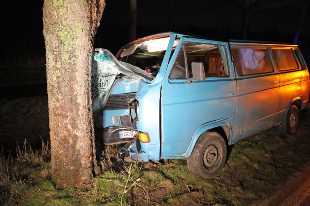 Glatte Straßen: Transporter fährt auf B 105 bei Sievershagen frontal gegen Baum, Auto überschlägt sich bei Kavelstorf - ein Schwerverletzter Glatte Straßen: Transporter fährt auf B 105 bei Sievershagen frontal gegen Baum, Auto überschlägt sich bei Kavelstorf - ein Schwerverletzter
