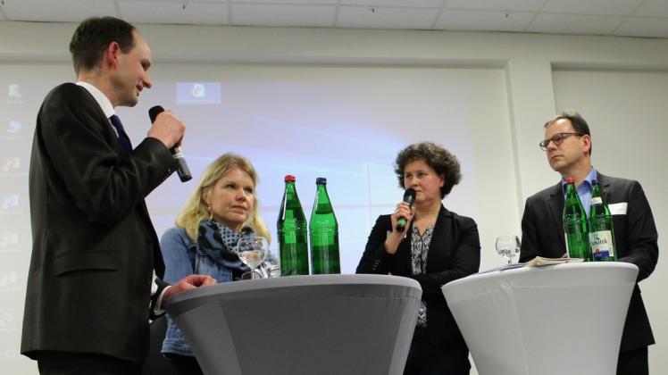 Die Runde mit Tilo von Riegen (von links), Anja Fritzler-Klatt, Moderatorin Britta Rudolph, Dr. Olaf Tauras, und Britta Einfeldt diskutierte angeregt. 