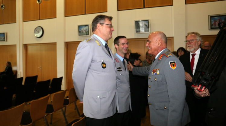 Brigadegeneral Gerd Krop begrüßt hier seine Reservisten vom Kreisverbindungskommando, links, Christian Rosenkranz, daneben sein Nachfolger Knut Kleidohn. 
