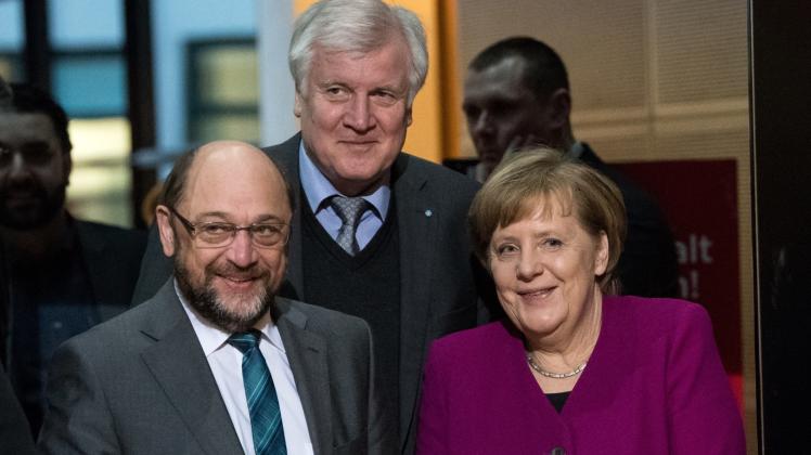 Martin Schulz (l.), Vorsitzender der Sozialdemokratischen Partei Deutschlands (SPD), Horst Seehofer (M.), Ministerpräsident von Bayern und Vorsitzender der Christlich Sozialen Union (CSU), und Angela Merkel, Bundeskanzlerin und Vorsitzende der Christlich Demokratischen Union (CDU), kommen zur Hauptverhandlungsrunde der Koalitionsverhandlungen von CDU, CSU und SPD zusammen.
