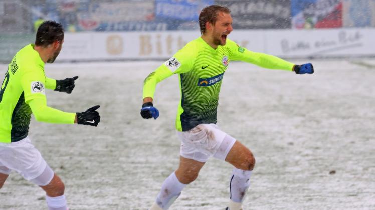 Jubel nach dem Führungstor: Tim Väyrynen hat gerade das 1:0 für den FC Hansa in Meppen erzielt.