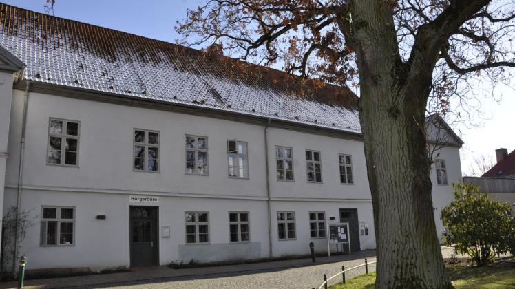 Das Lange Haus in Rehna beherbergt die Amtsverwaltung. Nun muss es umfassend saniert werden. Fotos: manja potts Das Lange Haus in Rehna beherbergt die Amtsverwaltung. Nun muss es umfassend saniert werden. Fotos: manja potts