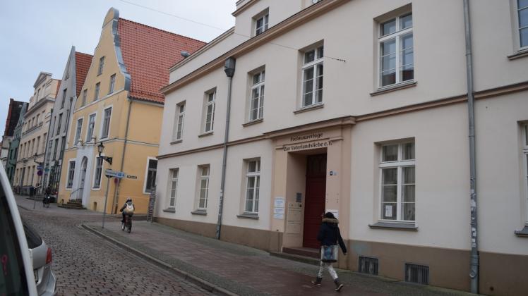 Der Sitz der Wismarer Freimaurerloge „Zur Vaterlandsliebe“ in der Lübschen Straße 50 mit Zirkel und Winkel oberhalb der Tür.