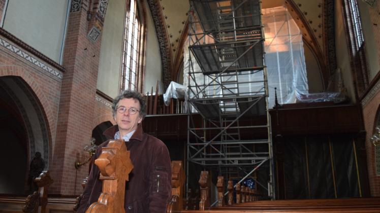 Pastor Christian Höser  ist froh, dass jetzt mit den Sanierungsarbeiten im Gewölbe am Westeingang des Domes begonnen werden konnte.