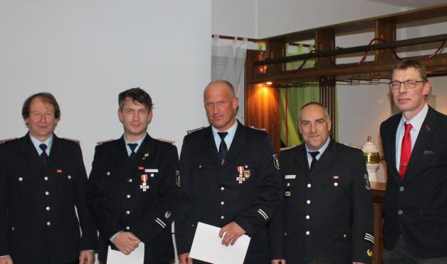 Volker Frost-Ziegert und René Parpart wurden für 25 Jahre Mitgliedschaft in der Feuerwehr geehrt. Volker Frost-Ziegert und René Parpart wurden für 25 Jahre Mitgliedschaft in der Feuerwehr geehrt.