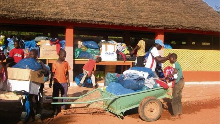 Regelmäßig starten die Transporte mit unzähligen Tüten und Kartons in Richtung Burkina Faso. Foto: st