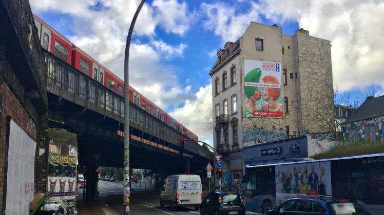 Oben die Bahn, an der Seite die Häuser, unten Clubs und Läden: Die Sternbrücke an der Stresemannstraße fügt sich in die enge Bebauung in Altona ein.